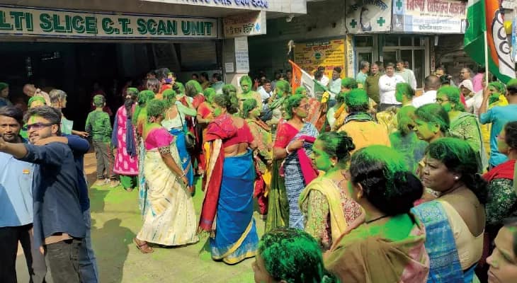 অবশেষে চেয়ারম্যান পদ ছাড়লেন গোপাল, আস্থা ভোটেও ভরাডুবি, সবুজ আবির উড়িয়ে উচ্ছ্বাস বনগাঁয়