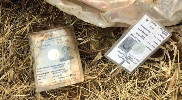 জাতীয় সড়কের পাশ থেকে মিলল বস্তাভর্তি ভোটার কার্ড