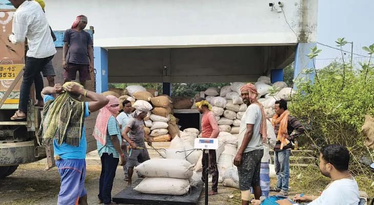 মান্ডিতে ধান বিক্রিতেও চাষিদের দিতে হচ্ছে টাকা, তদন্তের আশ্বাস বিডিও’র