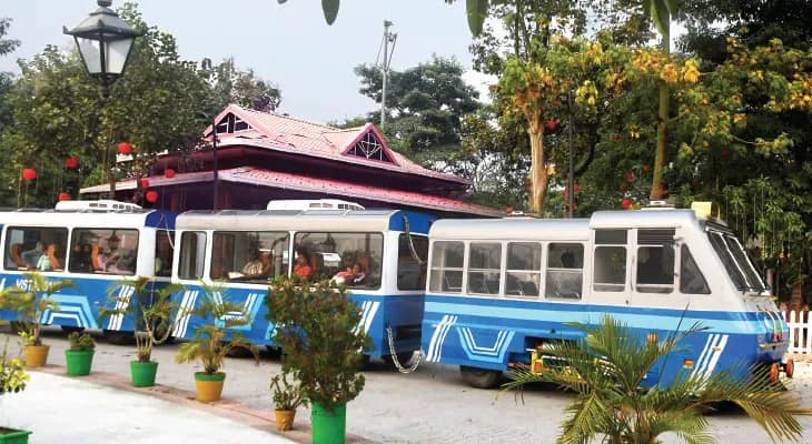 ইকো পার্ক ঘুরতে ‘ঘুম’ স্টেশন থেকে ভিস্তাডোম কোচ!