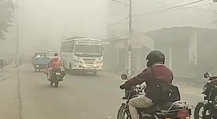 উত্তরপ্রদেশের হরদোইতে প্রবল কুয়াশা, রাস্তায় ধীরগতিতে চলছে গাড়ি