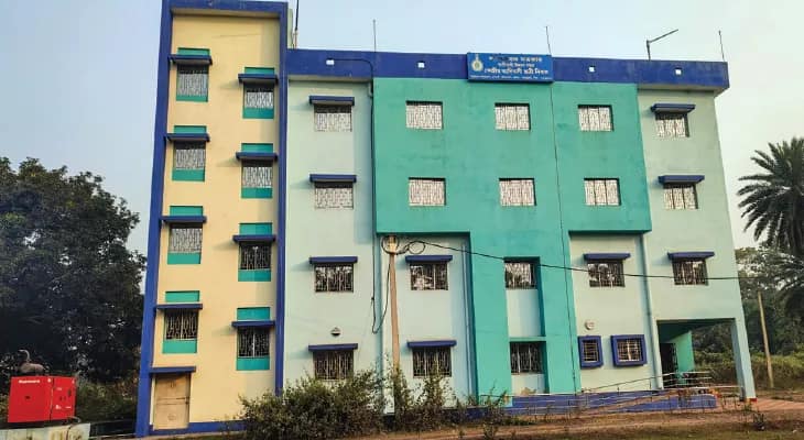 ঝাড়গ্রাম: তৈরি হয়ে আড়াই বছর ধরে পড়ে আদিবাসী ছাত্রী নিবাস
