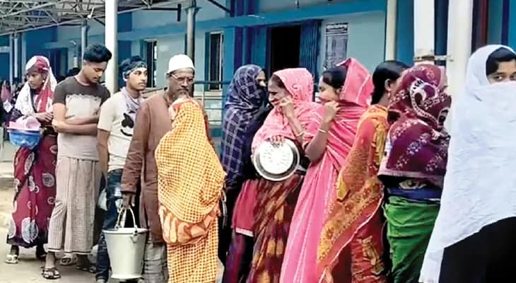 বালতি, গামলা নিয়ে মা ক্যান্টিনে ভিড়! দৈনিক ২৫০টির বেশি কুপন নয়