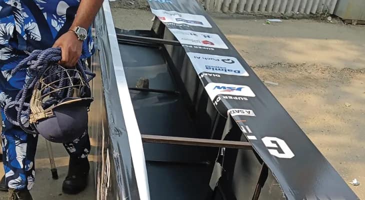 মাঠের বাইরে বিক্ষোভ, ছেঁড়া হচ্ছে পোস্টার