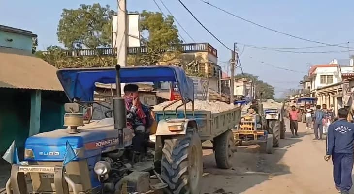 পূর্বস্থলীর পাটুলিতে চলছেই ভাগীরথীর সাদা বালি পাচার, ট্রাক্টর আটকে বিক্ষোভ স্থানীয়দের, শোরগোল