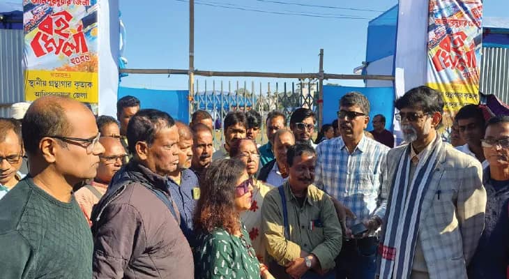 বইমেলায় মাইকের উপর নিষেধাজ্ঞা প্রশাসনের, অবস্থান ক্ষুব্ধ প্রকাশকদের, আলিপুরদুয়ার প্যারেড গ্রাউন্ডে নজিরবিহীন সংঘাত