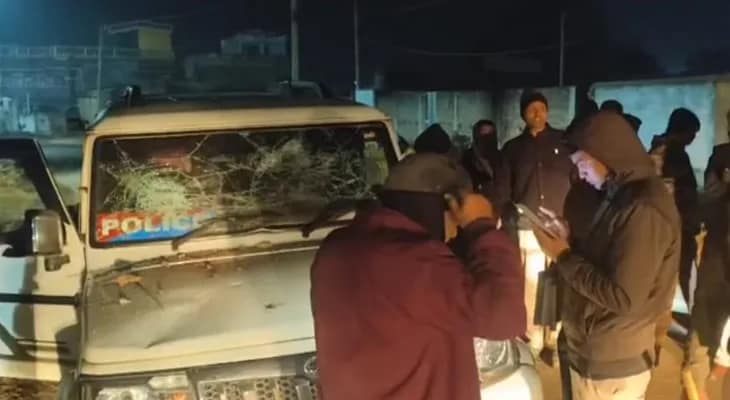 দুর্ঘটনায় মৃত্যুতে অগ্নিগর্ভ জামুড়িয়া পুলিশকে মারধর, গাড়ি ভাঙচুর, লাঠিচার্জে মাথা ফাটল মৃতের স্ত্রীর, অবরুদ্ধ জাতীয় সড়ক