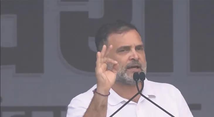 দিল্লিতে একটি জনসভায় বক্তব্য রাখছেন কংগ্রেস সাংসদ রাহুল গান্ধী