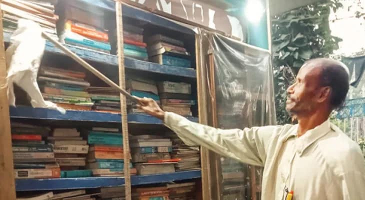শ্যামপুকুরের মুক্ত পাঠাগারে বইপত্র ও  মনীষীদের ছবি সাফ করাই নেশা বৃদ্ধের