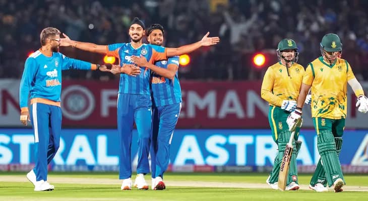 বোলারদের দাপটে জয়ী ভারত