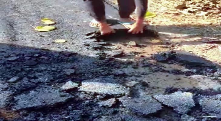 মুরারইয়ে হাত দিয়ে টানলেই উঠে যাচ্ছে পিচ, নিম্নমানের কাজের অভিযোগ, দপ্তরের ইঞ্জিনিয়ারের সামনেই তুমুল বিক্ষোভ
