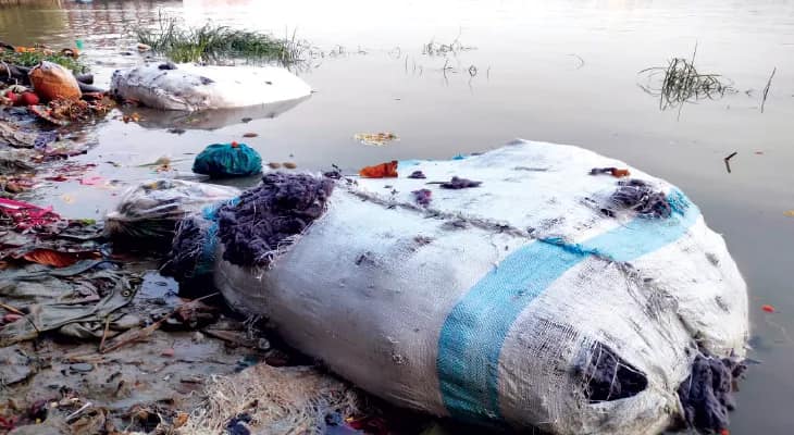 উত্তর হাওড়ার ঘাটে ভাসছে তুলোর ছাঁট বোঝাই বস্তা, লঞ্চ চলাচলে বাড়ছে ঝুঁকি