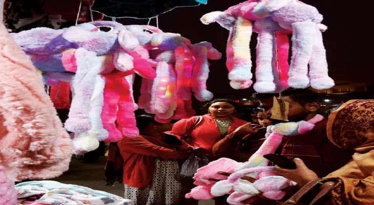 মঙ্গলাহাট শীতের বাজার মাতাচ্ছে ‘খরগোশ ও হেডফোন টুপি’