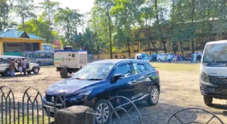 শহরের প্রাণকেন্দ্র মেলার মাঠজুড়ে গাড়ির পার্কিং, হুঁশ নেই পুরসভার