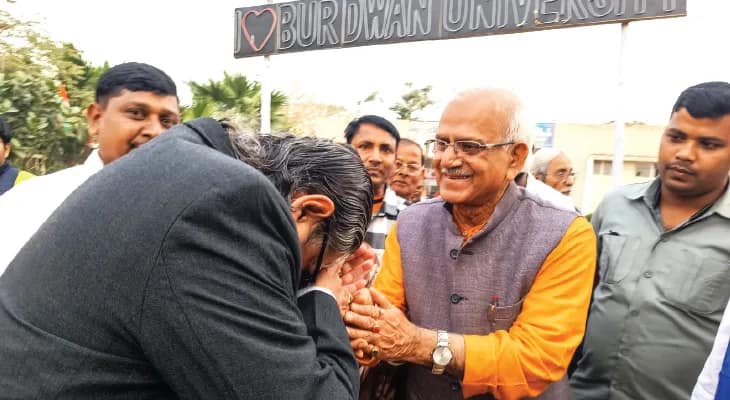 প্রশ্নাতীত আনুগত্য! মঞ্চেই তৃণমূল নেতার পা ছুঁয়ে প্রণামে উদ্যত ভিসি, সরগরম বর্ধমান বিশ্ববিদ্যালয়