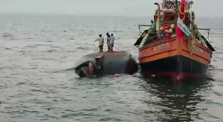 বাংলাদেশি বাহিনীর জাহাজের ধাক্কায় ডুবে যাওয়া ট্রলার থেকে দুই বাঙালি মৎস্যজীবীর দেহ উদ্ধার, নিখোঁজ এখনও তিন