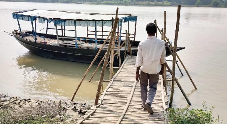 বাঁশের জেটিতেই মঙ্গলদ্বীপ যাতায়াতে ঝুঁকির নৌকা পারাপার, বিপদের শঙ্কা, শীত পড়তেই ভিড় বাড়ছে জনপ্রিয় পিকনিক স্পটে