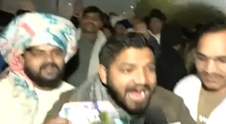 ভারত ও দক্ষিণ আফ্রিকার বিরুদ্ধে চতুর্থ টি-২০ ম্যাচ পরিত্যক্ত হওয়ায় লখনউয়ে স্টেডিয়ামের বাইরে বিক্ষোভ দেখাচ্ছেন দর্শকরা