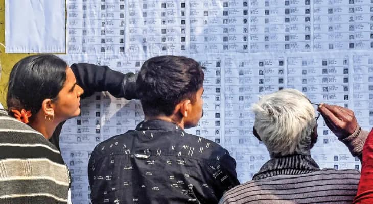 খসড়া তালিকায় ত্রুটি, বহু জীবিত ভোটার এখন ‘মৃত’, বিএলওদের শোকজ, ভুলের ‘দায়’ এড়াতে মরিয়া কমিশন