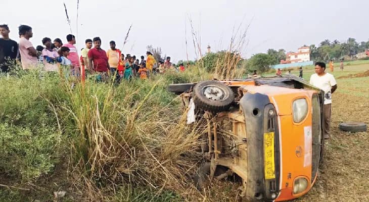 জয়পুরে গাড়ি উল্টে ৫ স্কুল ও কলেজ ছাত্রী সহ আহত ৭