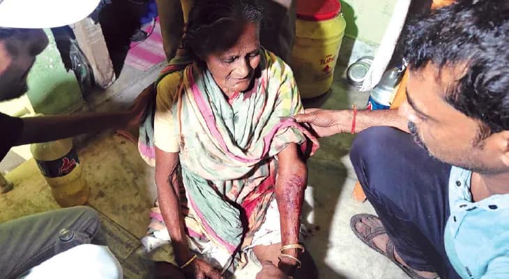 লিফ্টের খোলা গেট দিয়ে পা বাড়াতেই সোজা নীচে পড়ে গুরুতর জখম বৃদ্ধা
