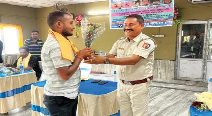 লেখালেখির জগতে নিজেকে তুলে ধরছেন ময়নাগুড়ির মানবকুমার