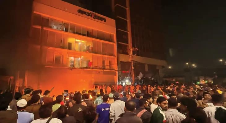 জীবন্ত পুড়িয়ে খুন,  দূতাবাস-সংবাদপত্র অফিসে হামলা, ফের নৈরাজ্য, ভারত বিরোধী হিংসায় ‘অগ্নিগর্ভ’ বাংলাদেশ