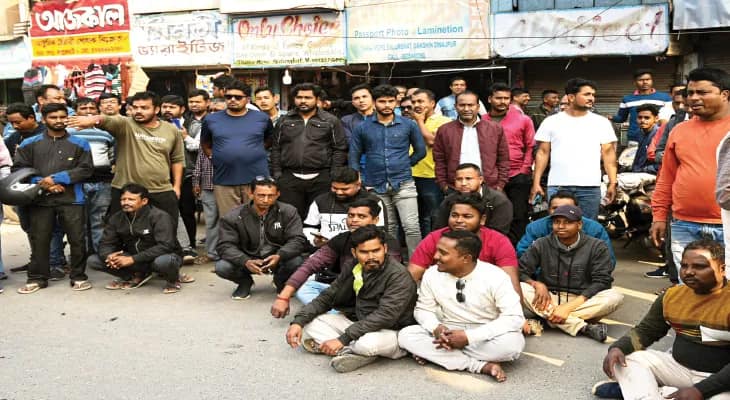 অবৈধভাবে বালি তোলার বিরুদ্ধে পদক্ষেপ করতেই ভূমিদপ্তরে বিক্ষোভ ব্যবসায়ীদের, দক্ষিণ দিনাজপুরের নদীঘাটগুলি লিজ দেওয়ার দাবি