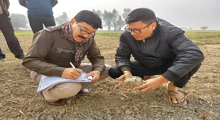 উত্তরের আকাশে আগুনের গোলা নিয়ে কাটল না ধোঁয়াশা, হরিরামপুরে উদ্ধার ‘পাথর’ ঘিরে বিতর্ক