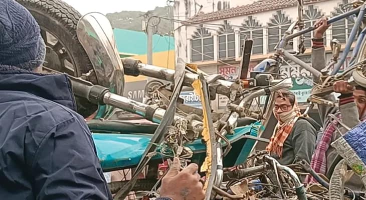 ডাম্পারের ধাক্কায় জখম টোটো চালক থেকে সাইকেল আরোহী