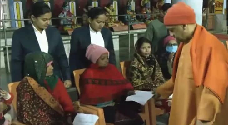 উত্তরপ্রদেশের গোরক্ষনাথ মন্দিরে জনতা দর্শন কর্মসূচি মুখ্যমন্ত্রী যোগী আদিত্যনাথের
