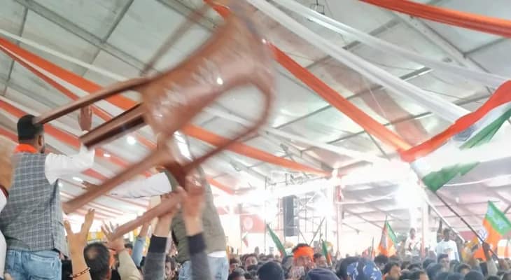 নদীয়ার তাহেরপুরে প্রধানমন্ত্রীর সভায় বিশৃঙ্খলা, চেয়ার কাড়াকাড়ি, নিজেদের মধ্যেই বেশ কিছুক্ষণ ধস্তাধস্তি বিজেপি কর্মী-সমর্থকদের