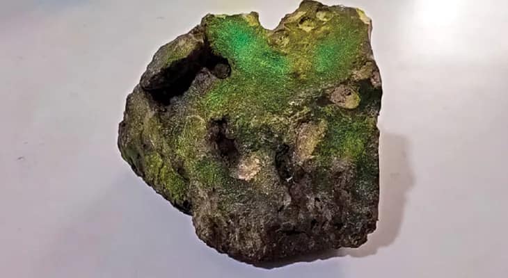 মালখানার সিন্দুকে ‘বন্দি’ রহস্যময় সবুজ পাথর