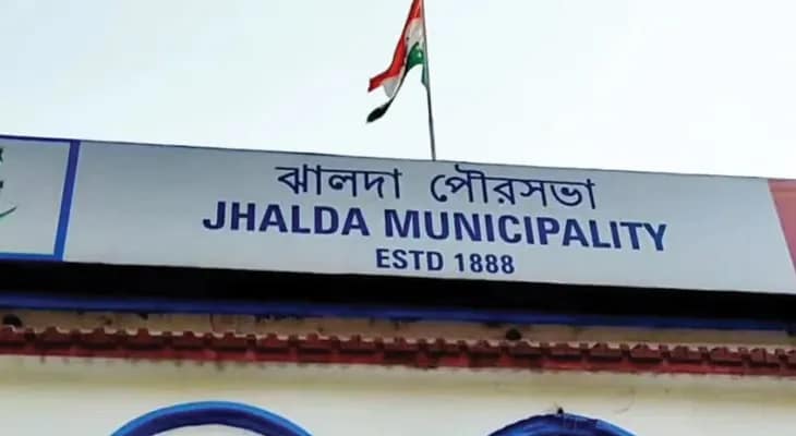 এবার ঝালদা পুরসভাতেও প্রশাসক? শোকজ ইস্যুতে শোরগোল শহরে