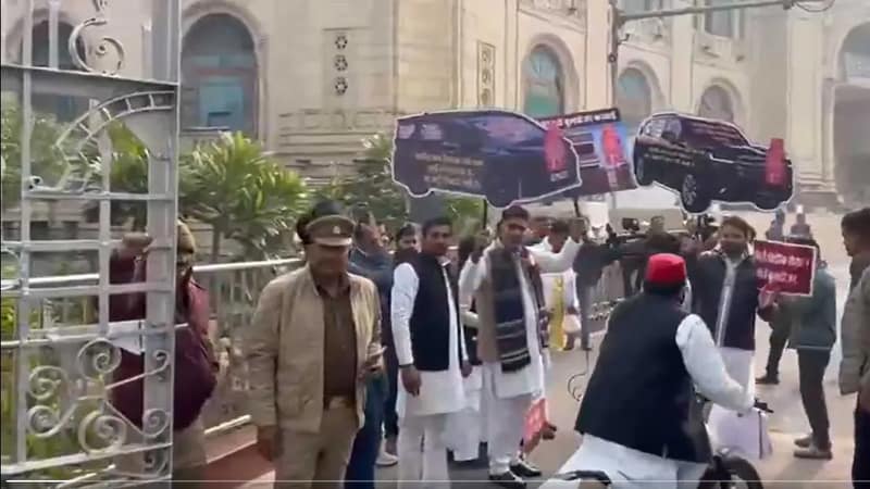 সিরাপ মামলায় পদক্ষেপ নেওয়ার দাবিতে  উত্তরপ্রদেশের বিধানসভায় বিক্ষোভ সমাজবাদী পার্টির বিধায়কদের