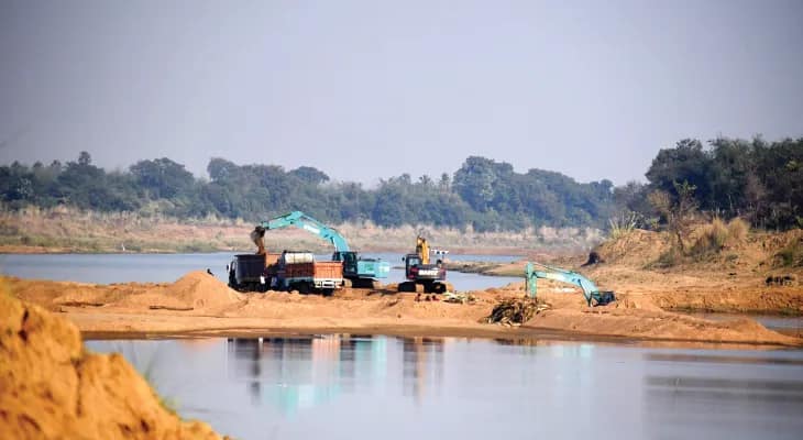 দেদার তোলা হচ্ছে বালি, মরণাপন্ন ময়ূরাক্ষী! মাফিয়াদের ভয়ে মুখে তালা বাসিন্দাদের