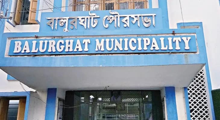 বালুরঘাট শহরে ফিরেই দলীয় কর্মসূচিতে চেয়ারম্যান অশোক, পুরসভায় ‘অচলাবস্থা’, প্রতিবাদে মাঠে নামছে বামেরা