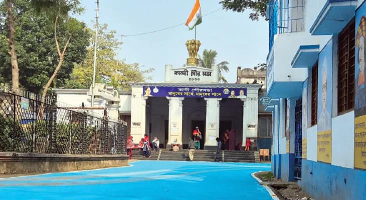 কান্দি শহরে নীল রঙা প্লাস্টিকের রাস্তা, সেলফি তোলার হিড়িক