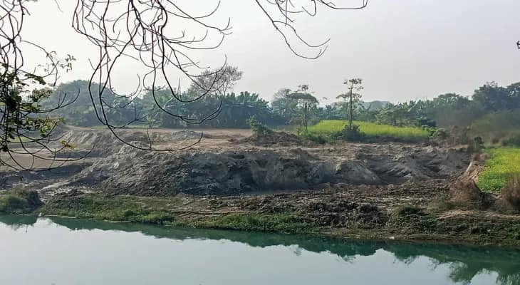 ভৈরবের পাড় থেকে দেদার মাটি চুরি, ক্ষোভ বাসিন্দাদের