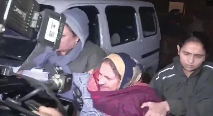 উন্নাও ধর্ষণ কাণ্ড: ইন্ডিয়া গেটের কাছ থেকে ধর্নারত নির্যাতিতা ও তার মাকে সরিয়ে দিল দিল্লি পুলিশ