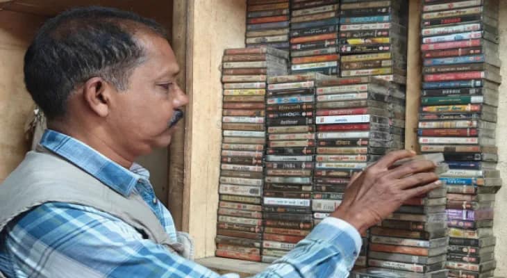 ক্যাসেটের রাজপ্রাসাদে রোজ সিঁধ কাটে চোর, দেখেও হেসে মুখ ঘুরিয়ে নেন দোকান মালিক