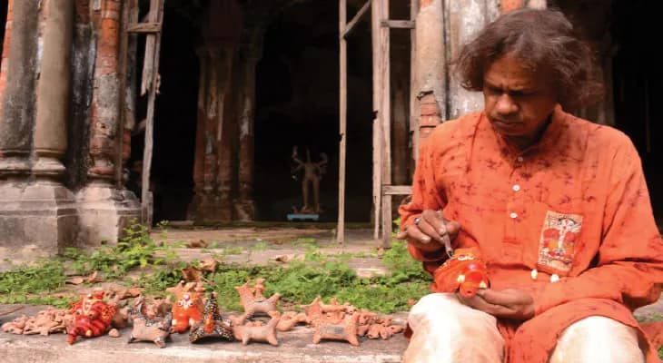 হরপ্পায় মিলেছিল অস্তিত্ব, পাঁচ দশক ধরে হাতে  গড়া ‘বাঁশির পুতুল’ বেচেন হাওড়ার রাজকুমার