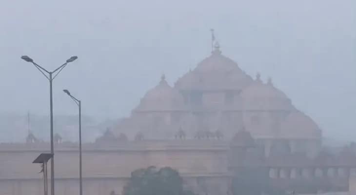সাত সকালেই ঘন কুয়াশায় ঢেকেছে দিল্লির আনন্দ বিহার এলাকা, একিউআই ৩৭৪