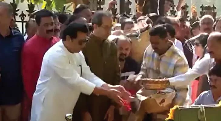 মুম্বইয়ের শিবাজী পার্কে বালাসাহেব থ্যাকারের মেমোরিয়ালে শ্রদ্ধাজ্ঞাপন করলেন রাজ ও উদ্ধব থ্যাকারে