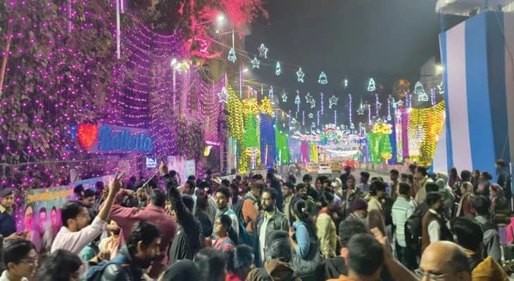 পার্ক স্ট্রিটে জনতার ঢল