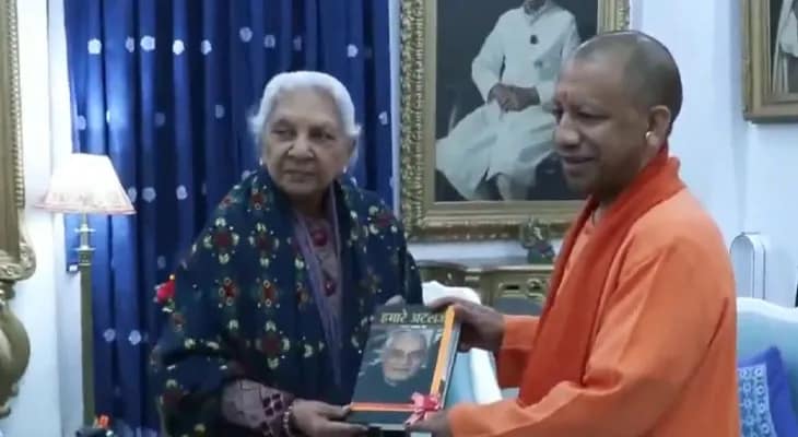 লখনউতে রাজ্যপাল আনন্দীবেন প্যাটেলের সঙ্গে দেখা করলেন মুখ্যমন্ত্রী যোগী আদিত্যনাথ