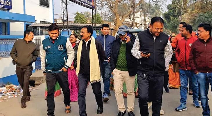 অনাস্থা ‘নাটক’ জমিয়ে শহরে হাজির বিদ্রোহীরা, সটান এসপি’র অফিসে কাউন্সিলাররা