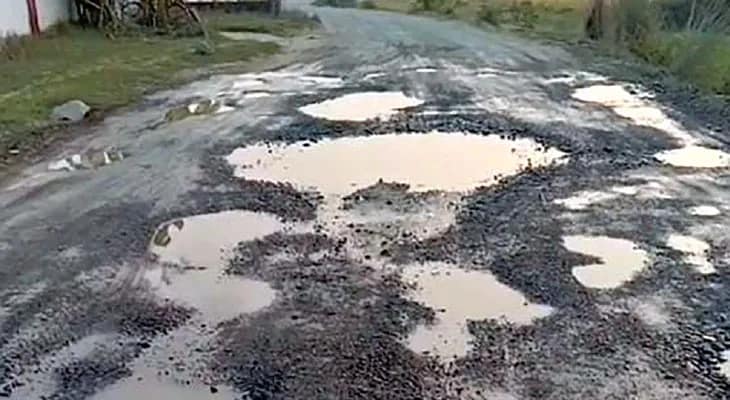 ১০ টনের বেশি পাথরবাহী লরি ও ডাম্পারের অবাধ যাতায়াত সড়কে