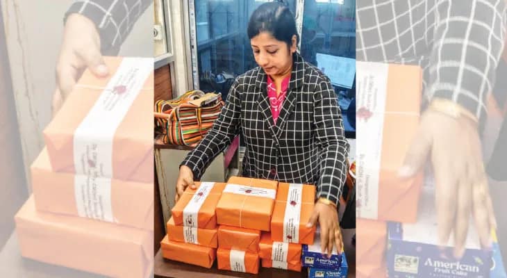 ক্রিসমাস কেকের গুণমান পরীক্ষা  করতে বাজারে নেমে নমুনা সংগ্রহ