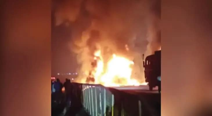 কর্ণাটকে ট্রাকের সঙ্গে সংঘর্ষে বাসে আগুন, অন্তত ১০ জনের মৃত্যু